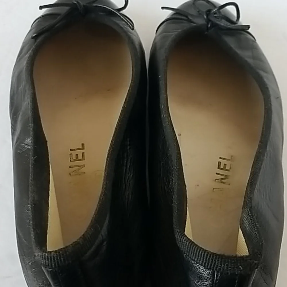 CHANEL Black Leather Cap-Toe Ballet Flats